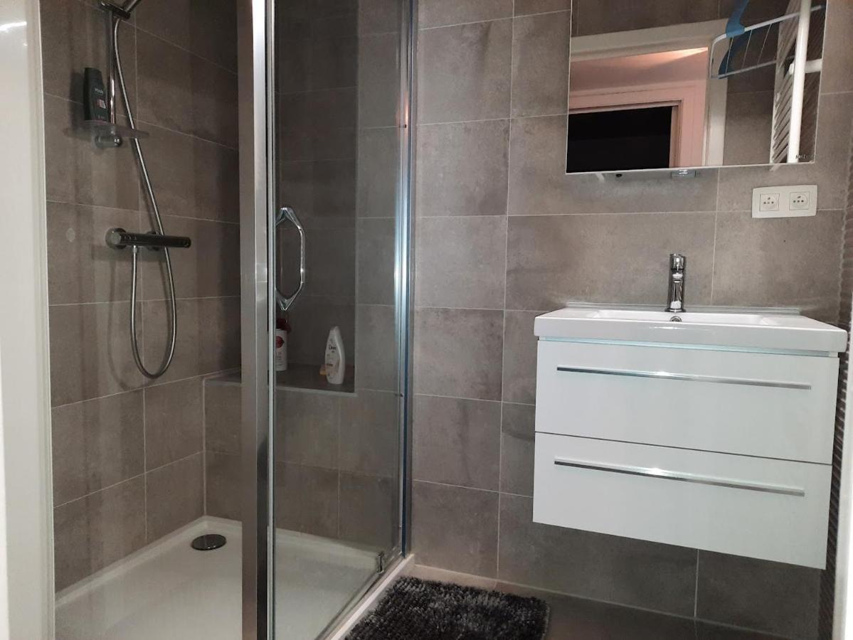 Lichtrijk En Comfortabel Hoekappartement Met Gratis Parking En Zeer Centraal Gelegen - Comme Chez Soi Ostende Kültér fotó
