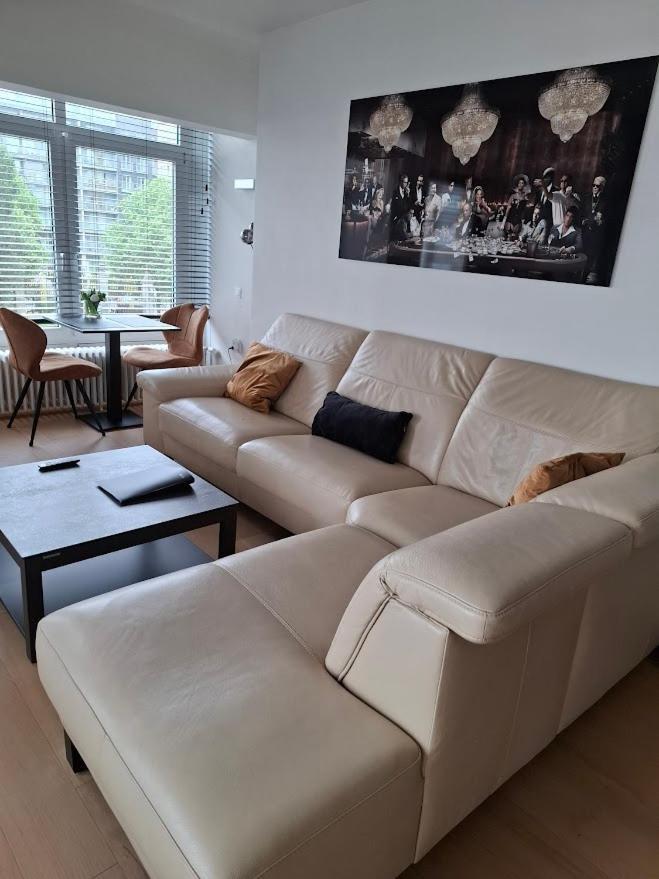 Lichtrijk En Comfortabel Hoekappartement Met Gratis Parking En Zeer Centraal Gelegen - Comme Chez Soi Ostende Kültér fotó