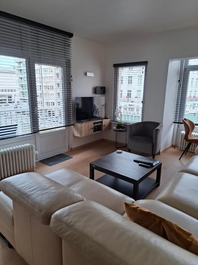 Lichtrijk En Comfortabel Hoekappartement Met Gratis Parking En Zeer Centraal Gelegen - Comme Chez Soi Ostende Kültér fotó